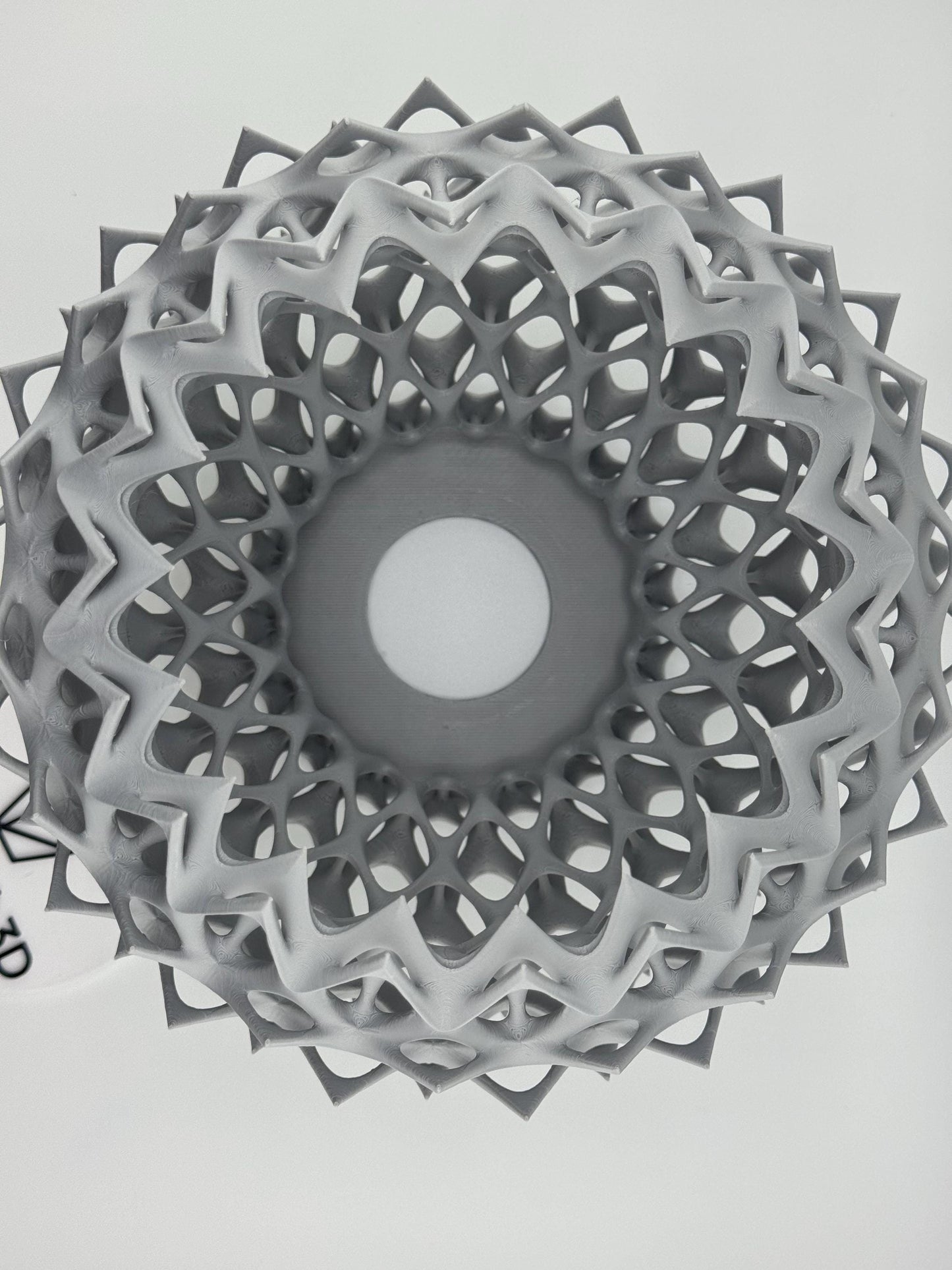 Suspension Invader – luminaire design ajouré pour intérieur moderne