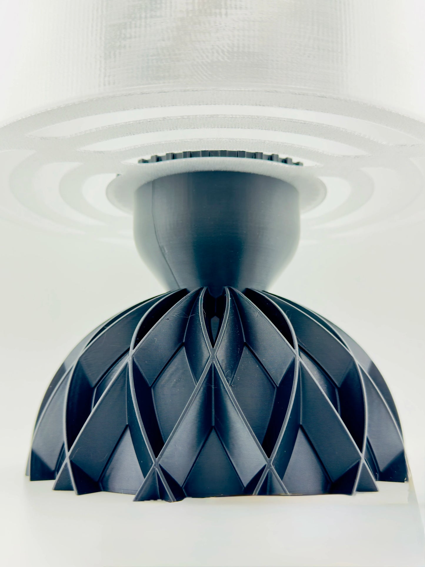 Lampe Arkan – lampe de table design personnalisable - Lampe de table design sculptural noire en plastique avec motifs géométriques entrelacés, style organique et contemporain,. - Vert foncé / Translucide lisse