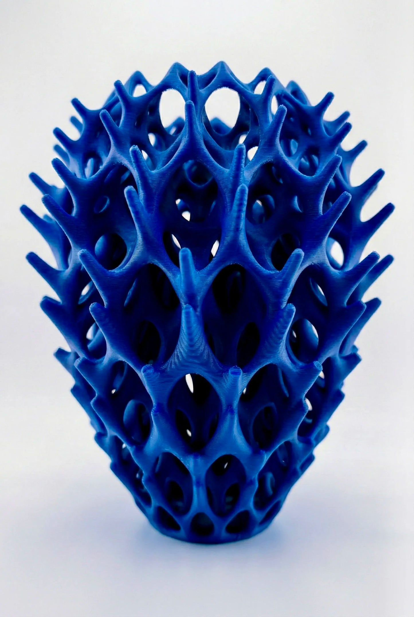 Vase Invader ajouré – sculpture design pour fleurs séchées - Vase design contemporain bleu ajouré avec structure géométrique organique sculpturale unique. - Noir