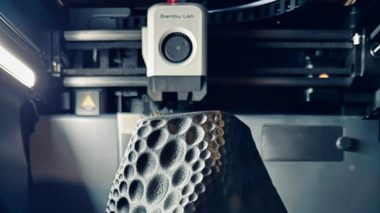 Au Cœur de l'Atelier : Pourquoi nous avons choisi la Technologie Bambu Lab