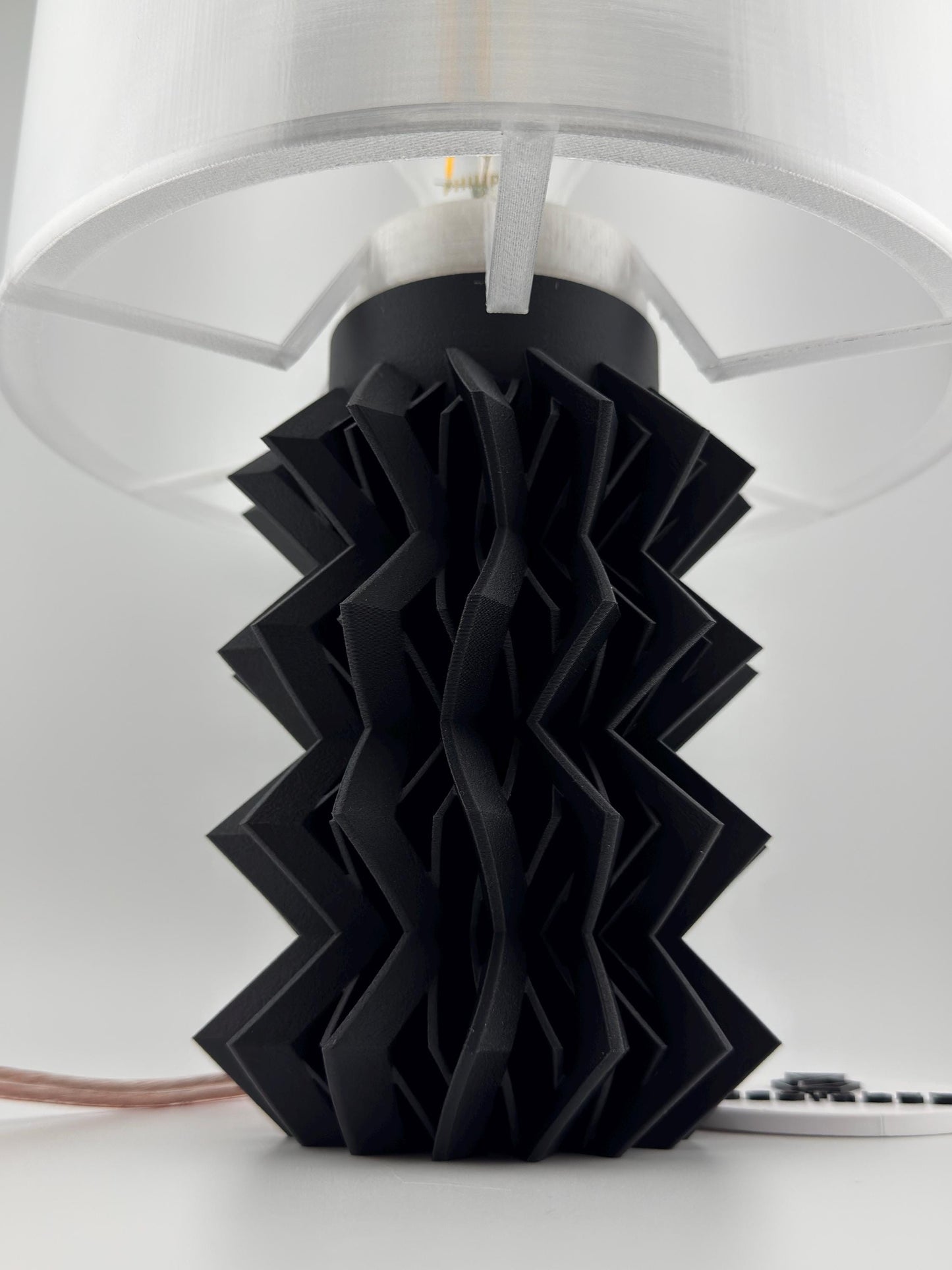 Lampe Zig – lampe de table design noir mat avec abat-jour translucide