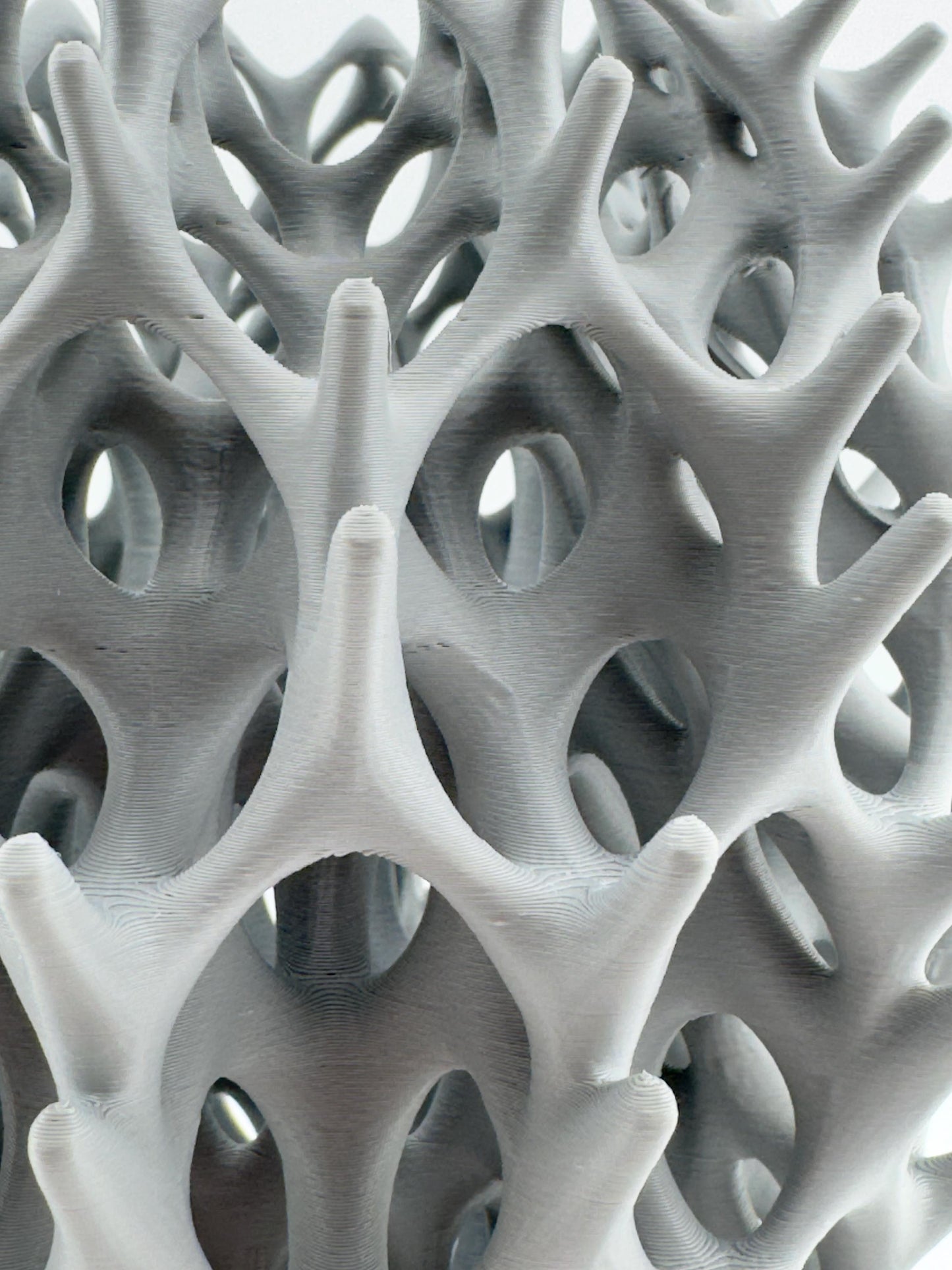 Vase Invader ajouré – sculpture design pour fleurs séchées