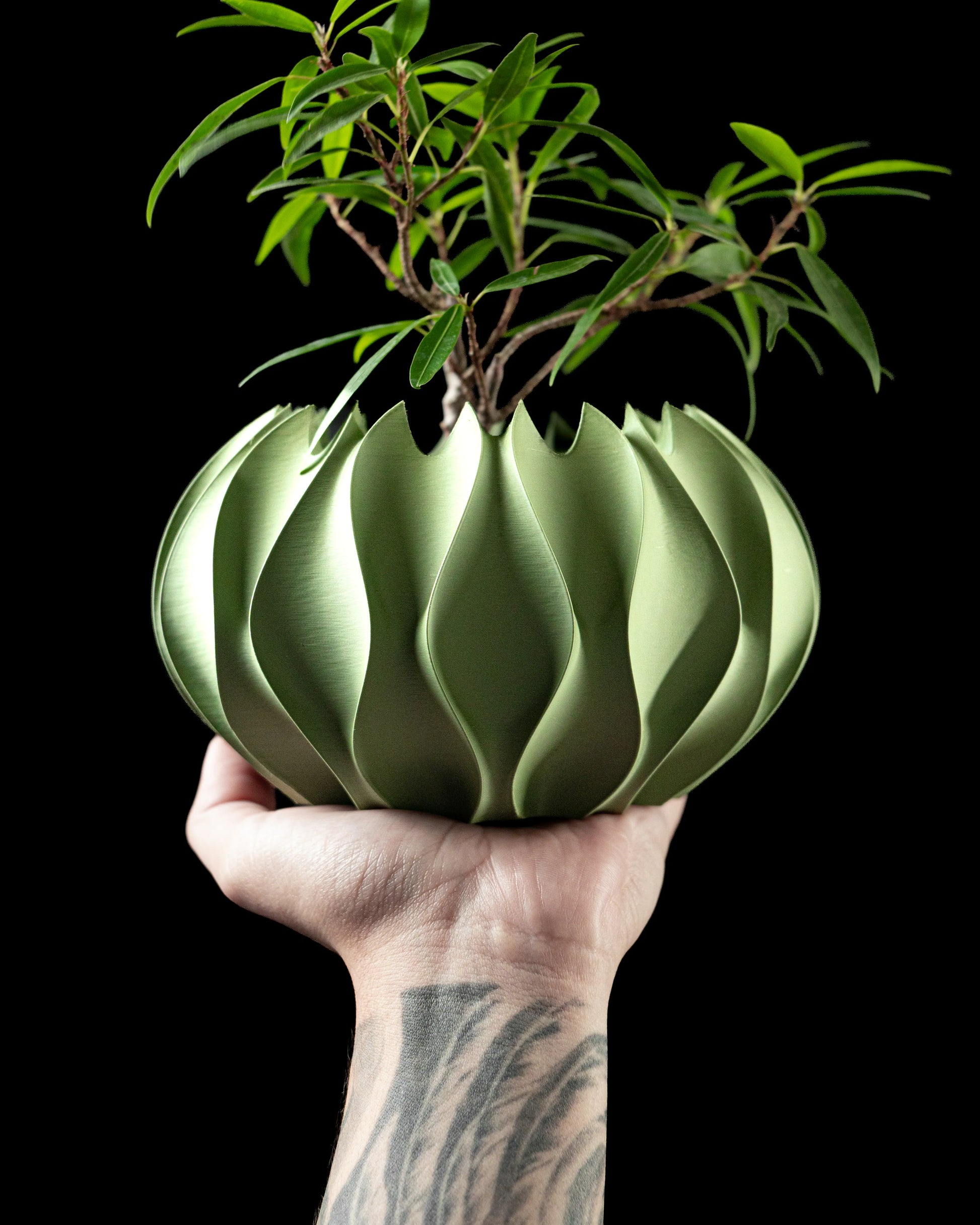 Pot décoratif Abyssal vert clair en matériau durable, design contemporain avec formes ondulées, tenu à la main.