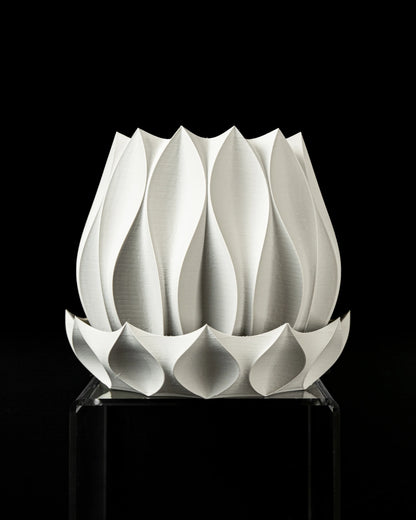 Pot décoratif blanc en matériau durable avec un design contemporain aux formes sculpturales évoquant des pétales entrelacés.