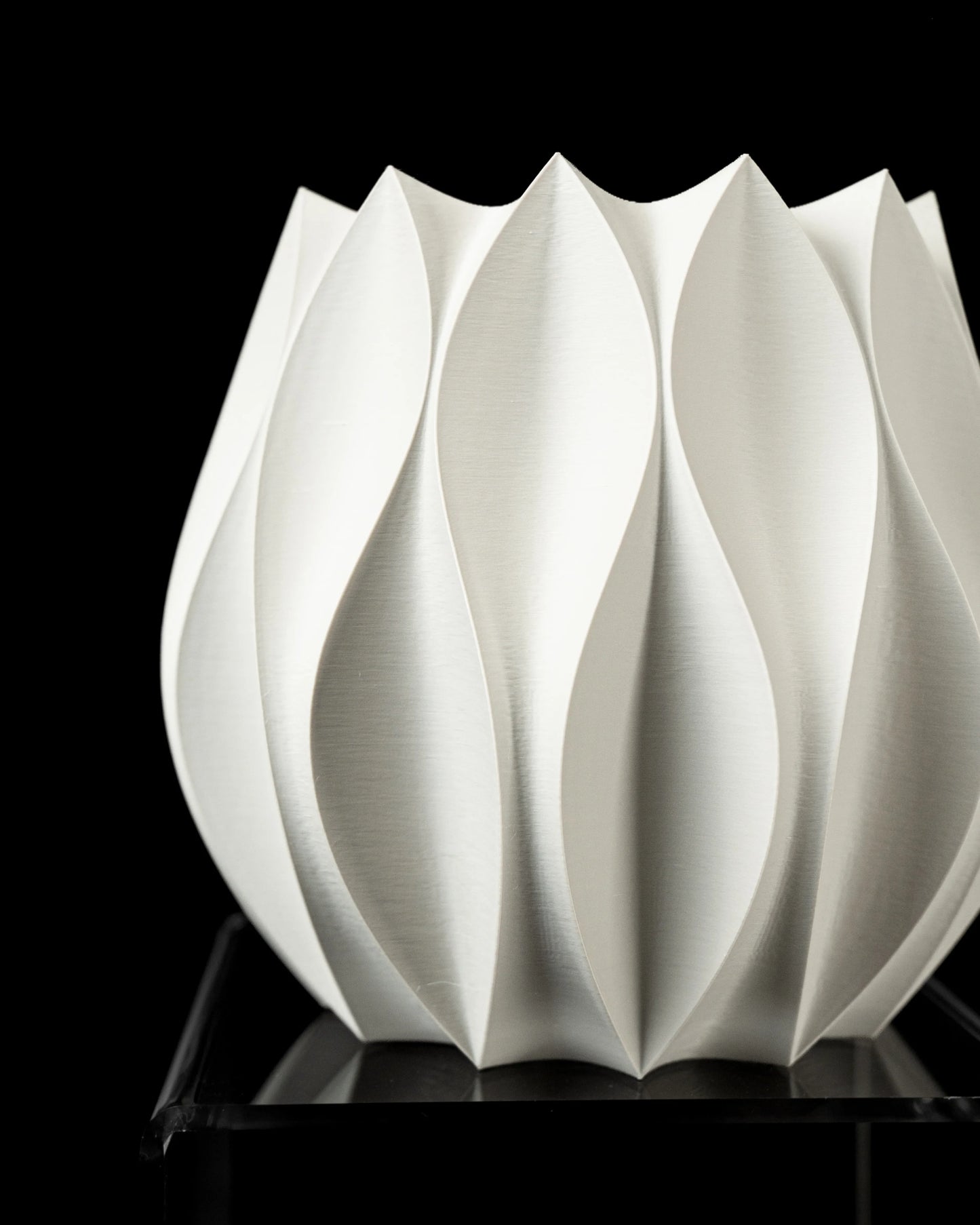 Pot décoratif blanc mat en forme de pétales sculptés, design ondulé moderne et élégant.