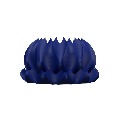 Pot décoratif Abyssal bleu marine avec forme arrondie et pétales superposés en relief texturé.