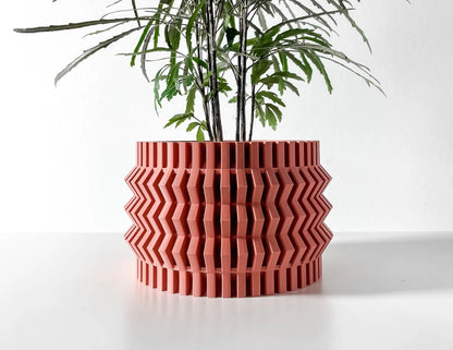 Pot décoratif Alio rouge en matériau durable au design contemporain avec motifs géométriques en relief.