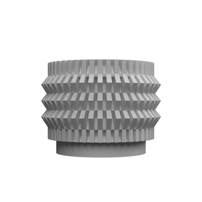 Pot décoratif gris clair en plastique avec design moderne à découpe géométrique en forme de bandes horizontales ondulées.