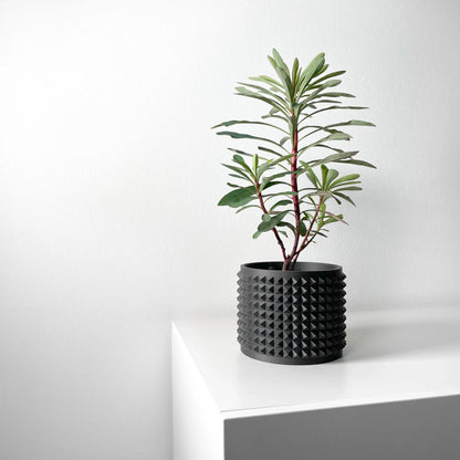Pot décoratif Anver anthracite en matériau durable avec design contemporain à surface texturée en relief, planté d’une.