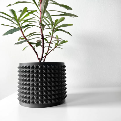 Pot décoratif anthracite en matériau durable avec design contemporain à surface texturée en pyramides régulières.