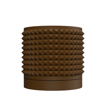 Pot décoratif cylindrique marron foncé avec surface texturée à motifs triangulaires en relief, base lisse et large.
