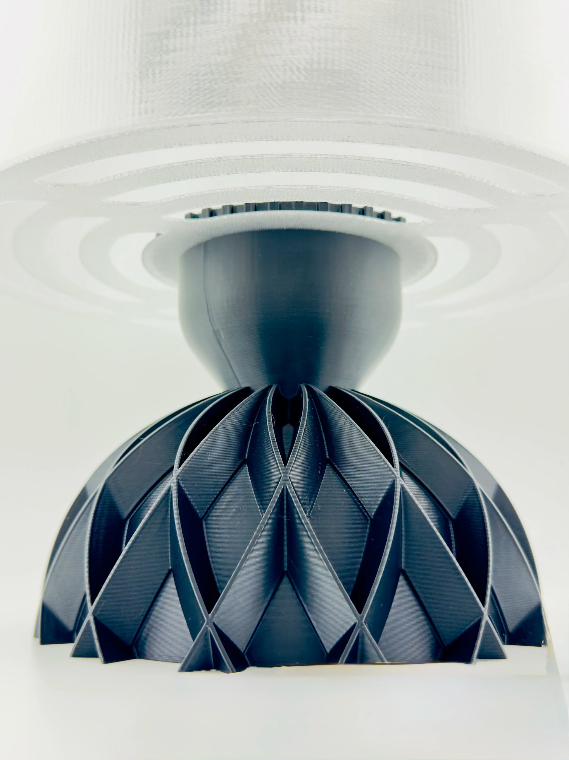 Lampe Arkan – lampe de table design personnalisable - Lampe de table design sculptural noire en plastique avec motifs géométriques entrelacés, style organique et contemporain,. - Vert foncé / Translucide lisse