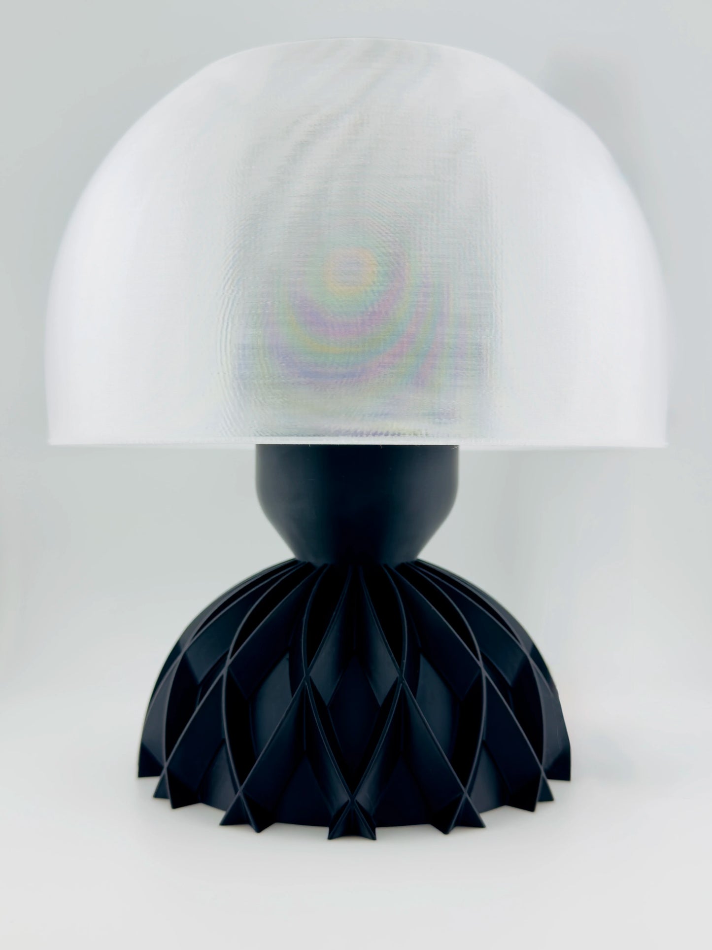 Lampe Arkan – lampe de table design personnalisable - Lampe de table design sculptural noire en plastique avec abat-jour blanc semi-transparent en forme de dôme organique et. - Vert foncé / Translucide lisse