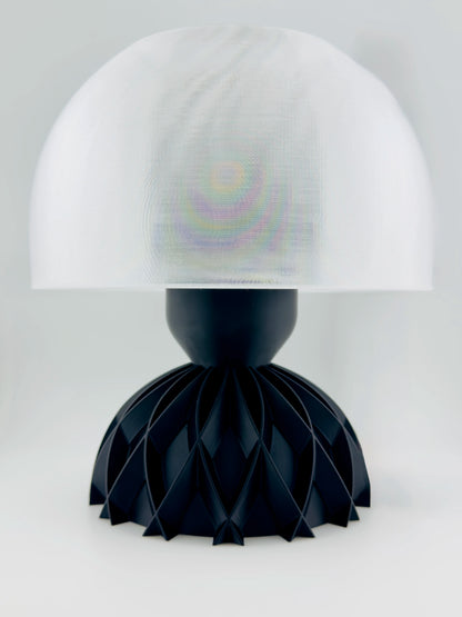 Lampe de table design contemporain avec abat-jour translucide lisse blanc et base sculpturale noire en plastique durable.