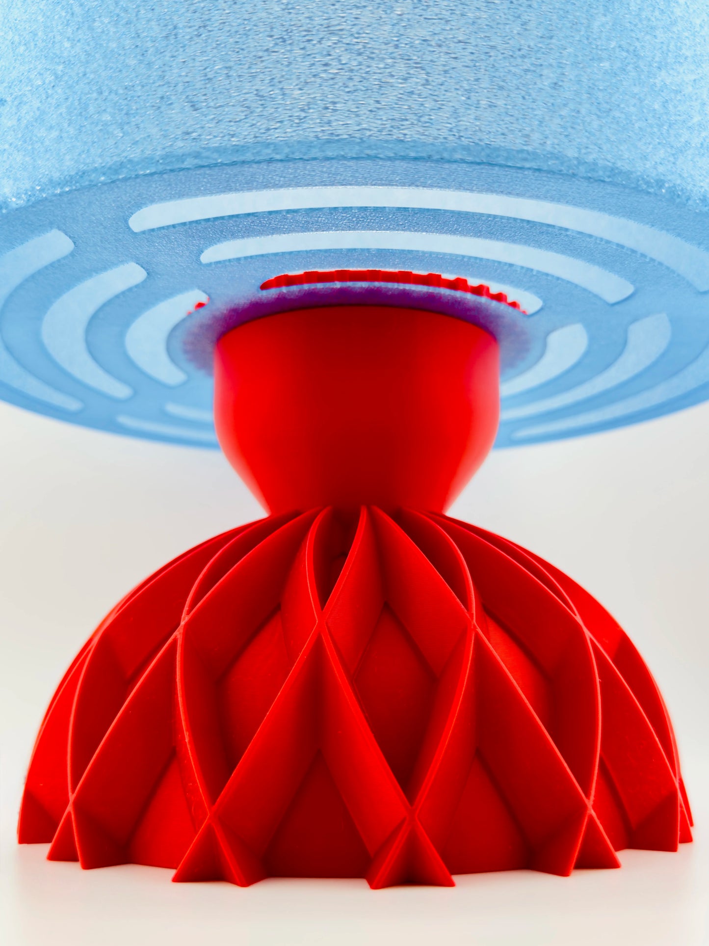 Lampe Arkan – lampe de table design personnalisable - Lampe de table rouge en plastique au design sculptural organique avec motifs géométriques ajourés, base large et forme. - Vert foncé / Translucide lisse