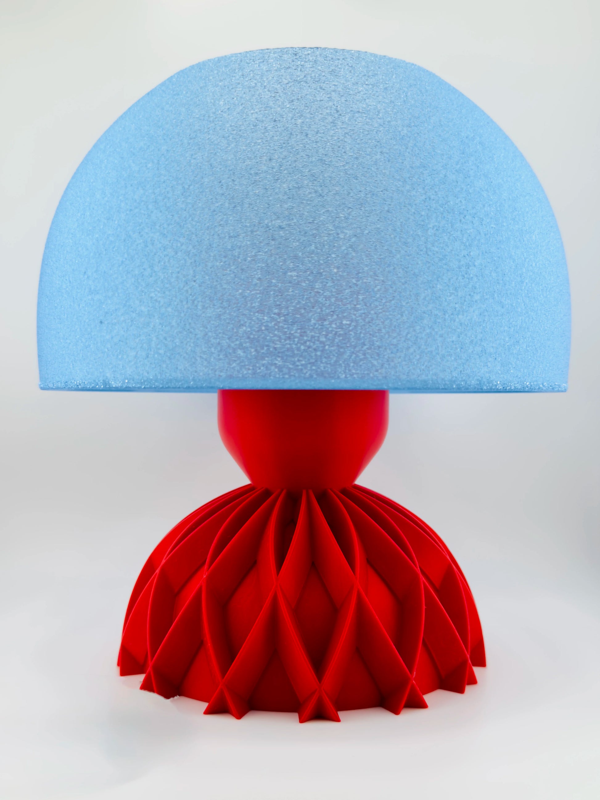 Lampe Arkan – lampe de table design personnalisable - Lampe de table rouge sculpturale avec abat-jour bleu translucide texturé, design contemporain géométrique et organique. - Vert foncé / Translucide lisse