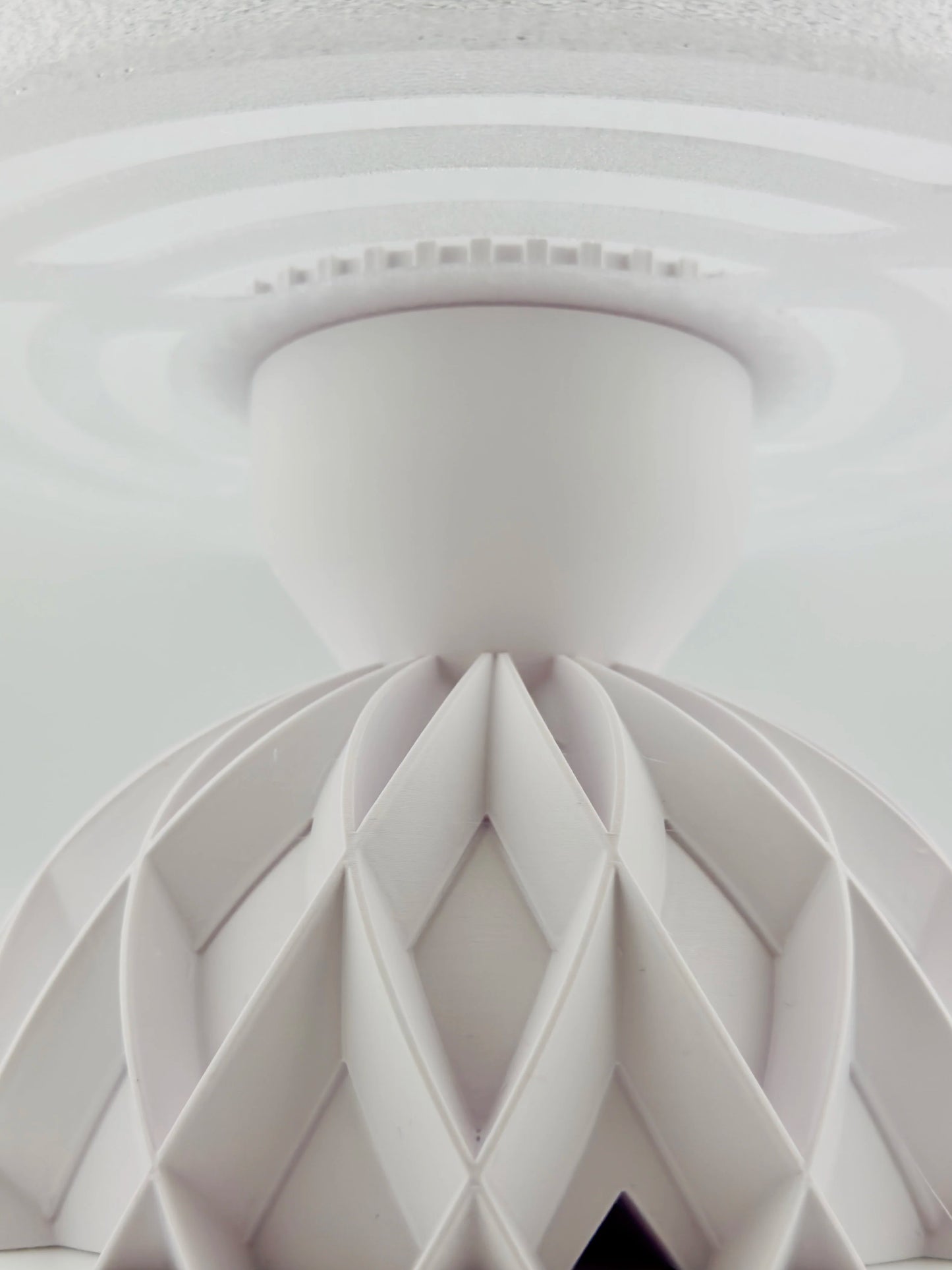 Lampe Arkan – lampe de table design personnalisable - Lampe de table blanche en plastique avec structure géométrique sculpturale formant un motif organique et contemporain. - Vert foncé / Translucide lisse