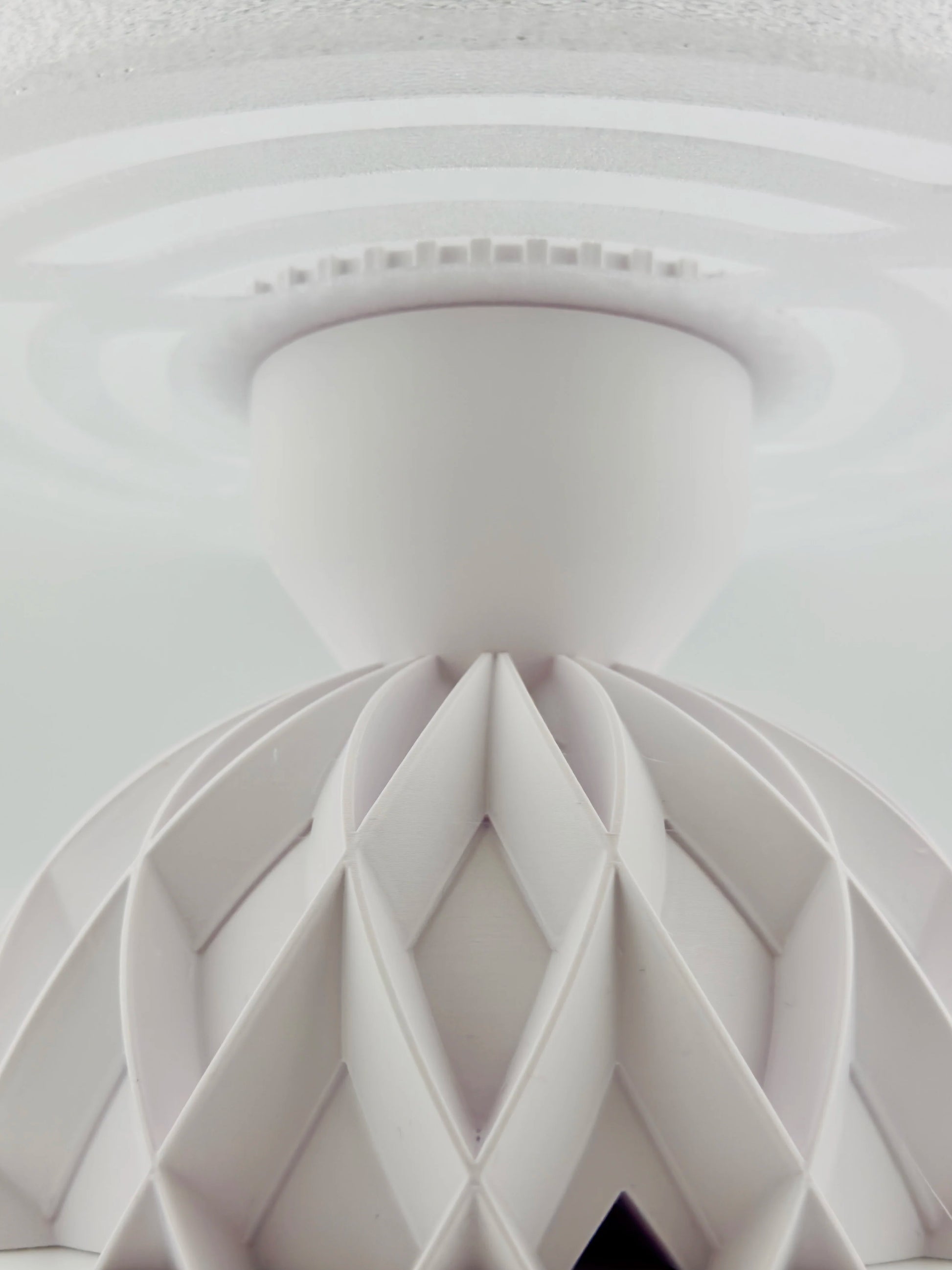 Lampe Arkan – lampe de table design personnalisable - Lampe de table blanche en plastique avec structure géométrique sculpturale formant un motif organique et contemporain. - Vert foncé / Translucide lisse