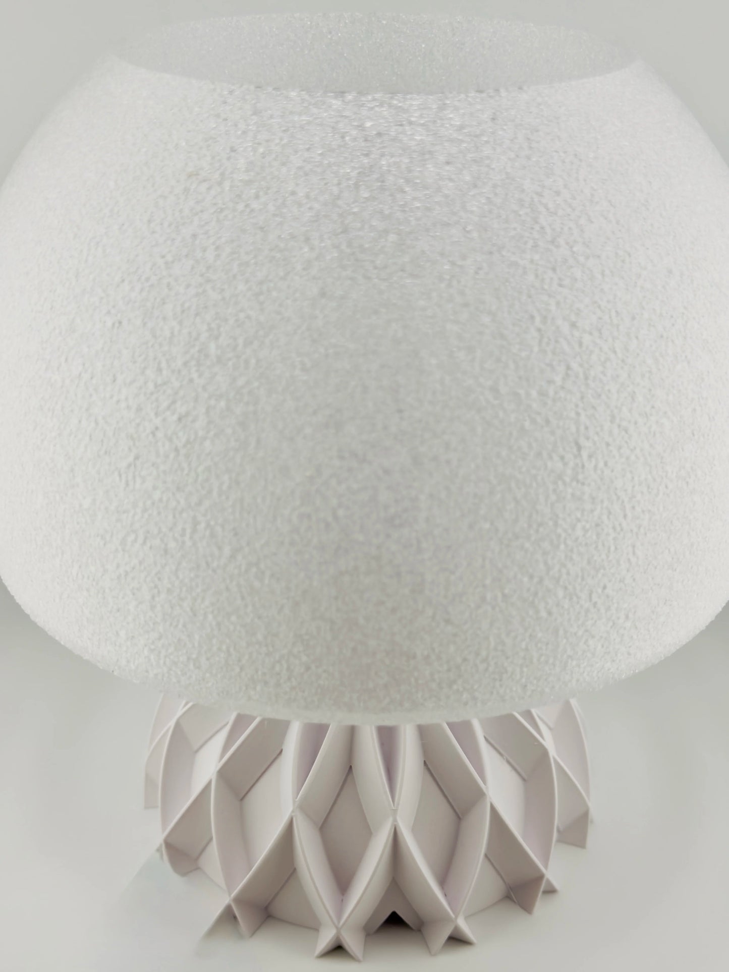 Lampe Arkan – lampe de table design personnalisable - Lampe de table blanche avec abat-jour texturé et base sculpturale géométrique en plastique au design contemporain organique. - Vert foncé / Translucide lisse