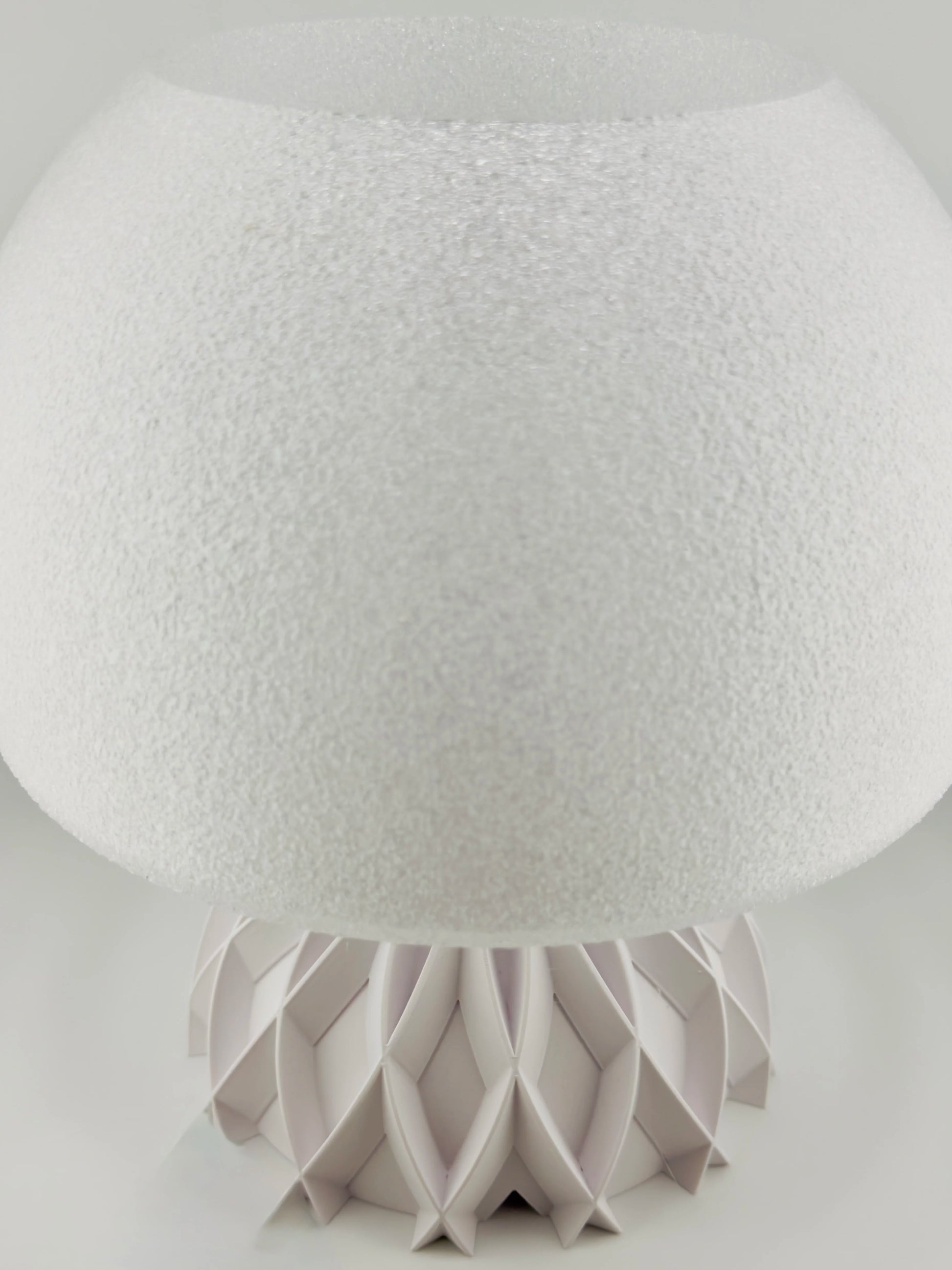 Lampe Arkan – lampe de table design personnalisable - Lampe de table blanche avec abat-jour texturé et base sculpturale géométrique en plastique au design contemporain organique. - Vert foncé / Translucide lisse