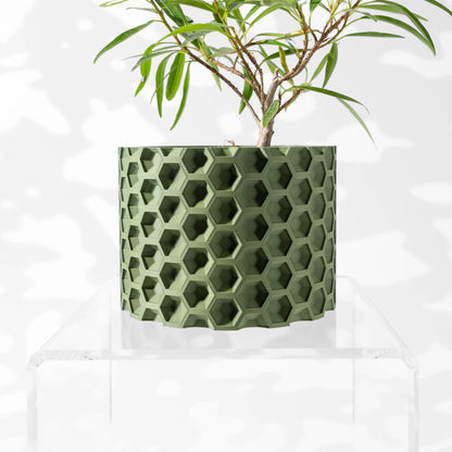 Pot décoratif vert forêt en matériau durable avec design contemporain à motif hexagonal en relief.