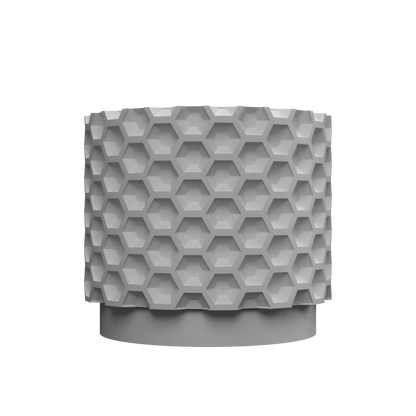 Pot décoratif gris clair avec surface texturée en motif hexagonal en relief, forme cylindrique et base légèrement surélevée.