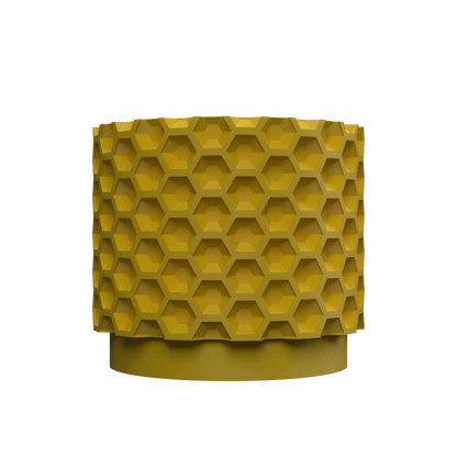 Pot décoratif cylindrique jaune moutarde avec motif en relief hexagonal, surface texturée et base lisse.