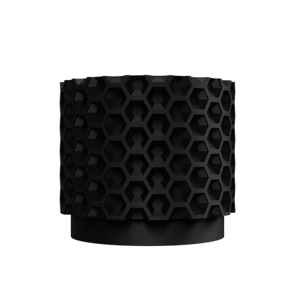 Pot décoratif noir avec motif hexagonal en relief couvrant toute la surface extérieure, forme cylindrique moderne, base.