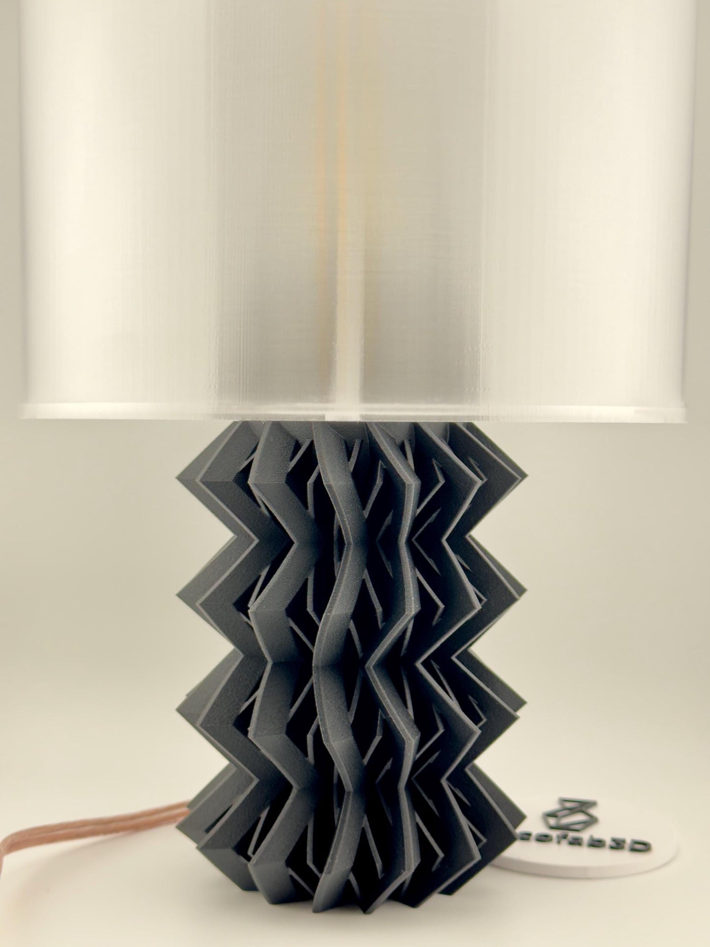 Lampe Zig – lampe de table design noir mat avec abat-jour translucide