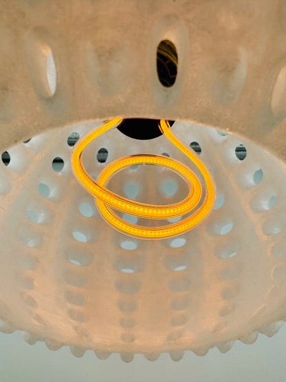 Suspension noire translucide en polycarbonate ajouré avec motif maillage circulaire, design contemporain durable, éclairage.