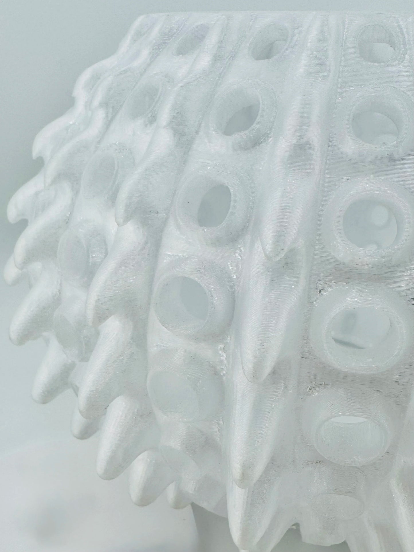 Abat-jour Barnacle – suspension organique en polycarbonate - Abat-jour suspendu translucide en polycarbonate clair avec motifs organiques en relief, forme sculpturale géométrique. - Default Title