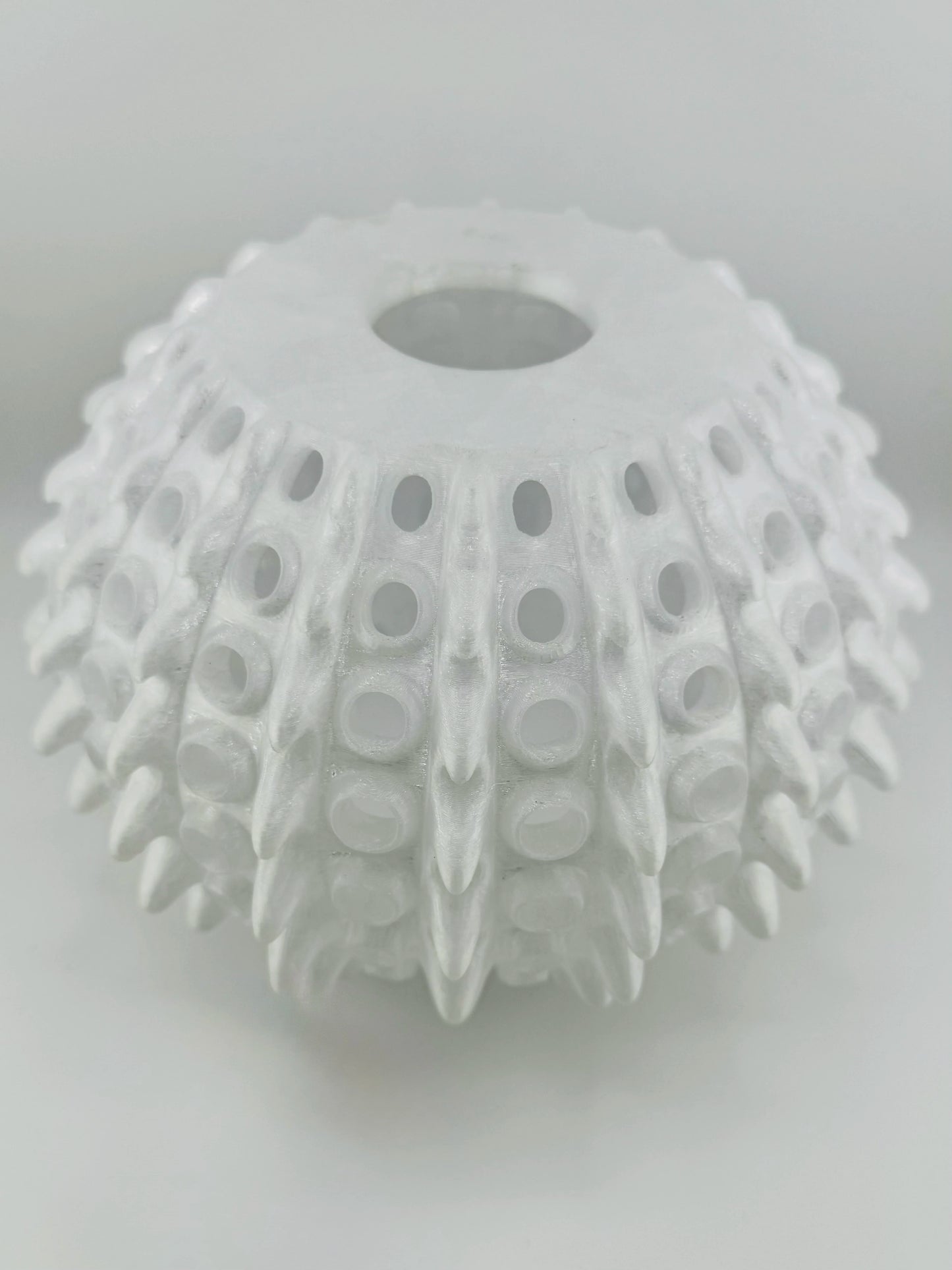 Abat-jour Barnacle – suspension organique en polycarbonate - Abat-jour suspension en polycarbonate translucide blanc, forme organique sphérique, surface géométrique ajourée à motifs. - Default Title