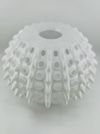 Abat-jour suspension contemporain en polycarbonate translucide durable avec texture organique en relief et design en forme.