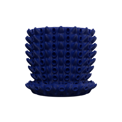 Pot décoratif bleu marine à surface texturée avec motifs tubulaires en relief et base ronde assortie.