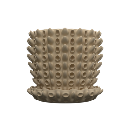 Pot décoratif beige en résine avec motifs en relief en forme de tubes cylindriques, base assortie plate et large.