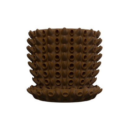 Pot décoratif marron en plastique au design moderne avec surface texturée en relief circulaire et soucoupe assortie.