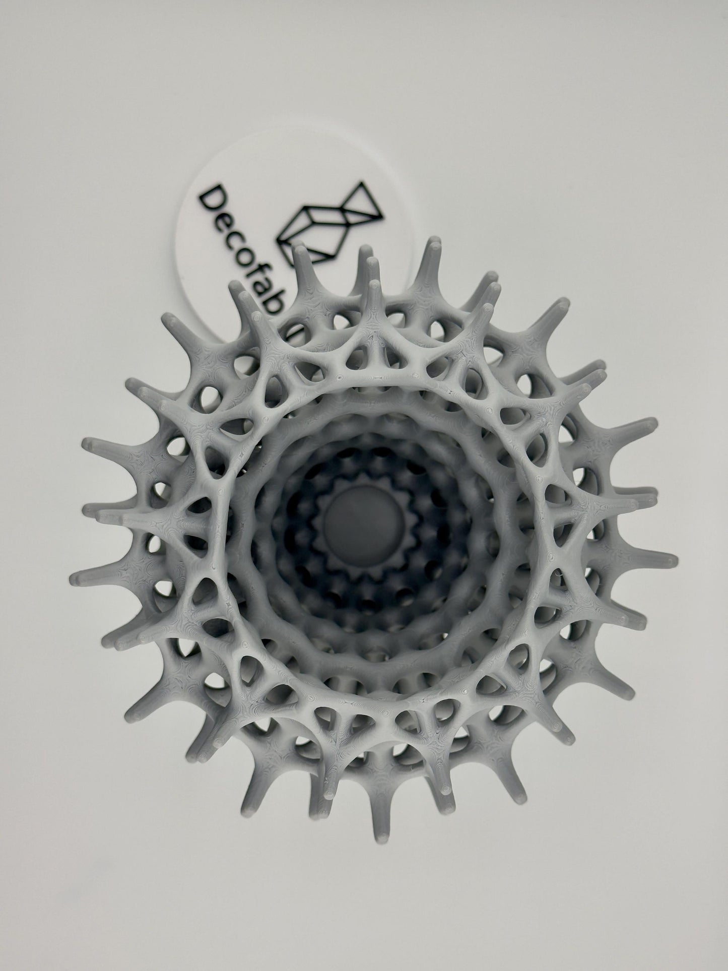 Vase Invader ajouré – sculpture design pour fleurs séchées