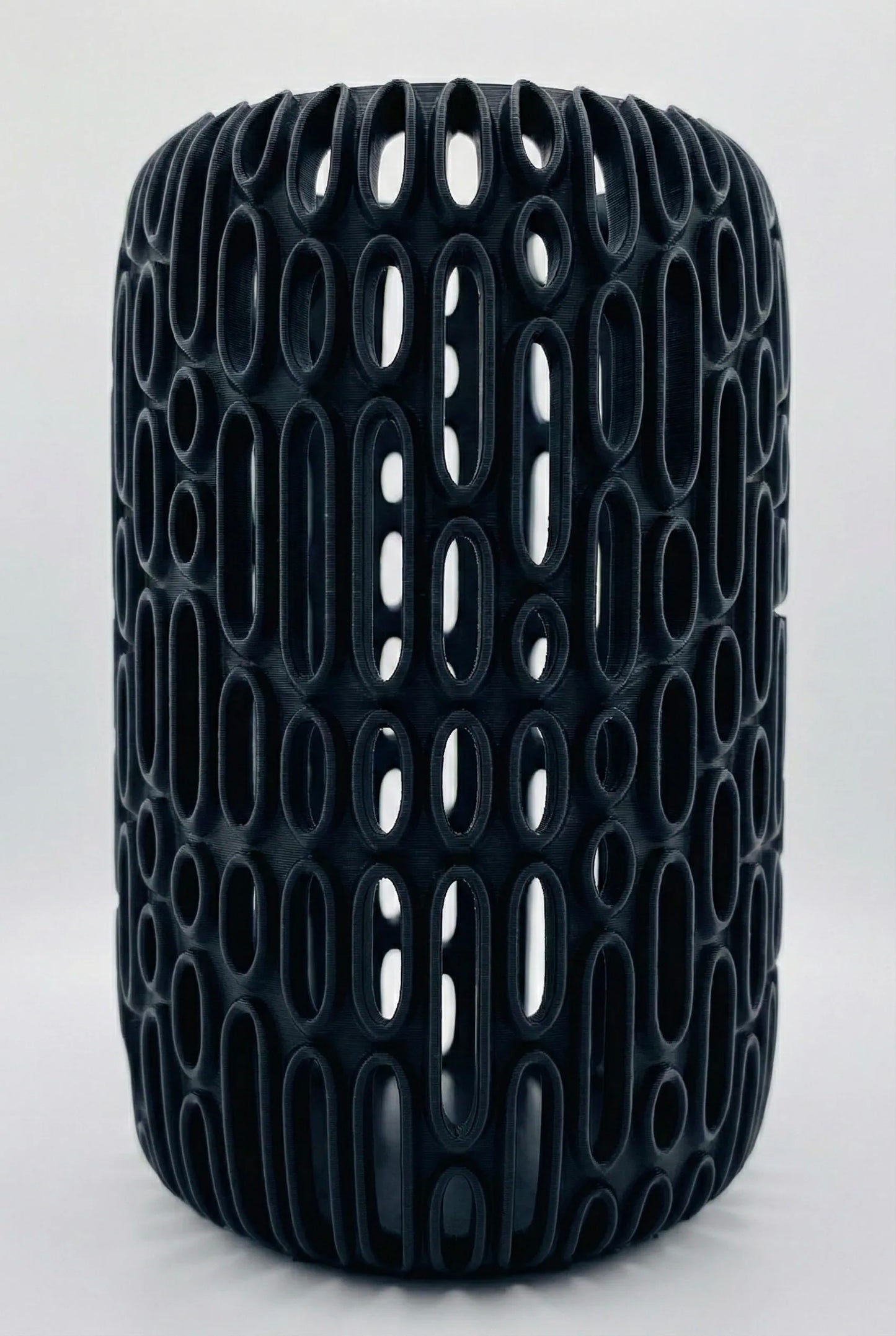 Vase Breach ajouré – sculpture design pour fleurs séchées - Vase noir ajouré au design géométrique et sculptural, forme cylindrique aux motifs organiques uniques, style contemporain. - Vert foncé