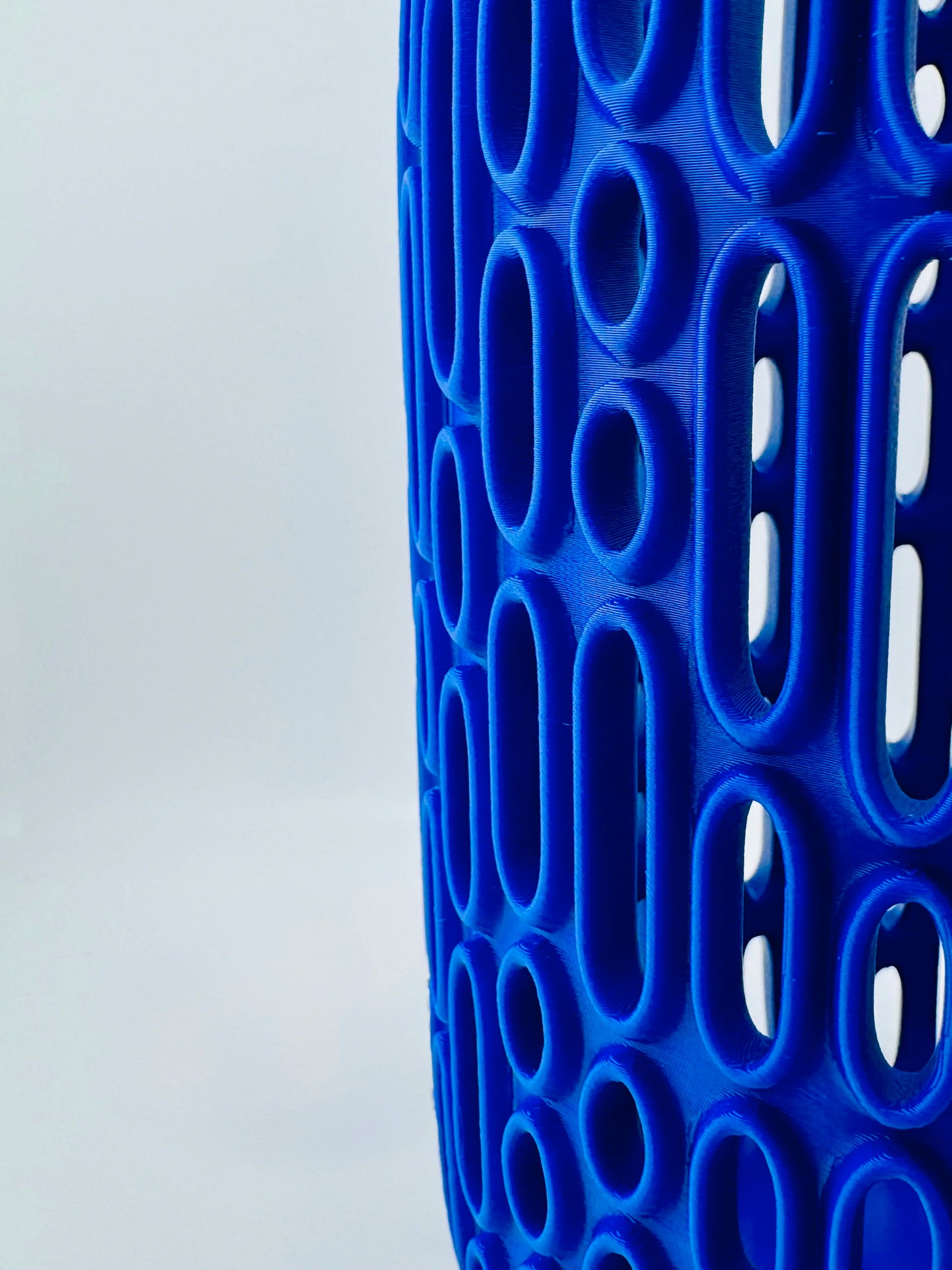 Vase Breach ajouré – sculpture design pour fleurs séchées - Vase ajouré bleu électrique en plastique PETG avec motifs géométriques organiques allongés, silhouette sculpturale moderne. - Vert foncé