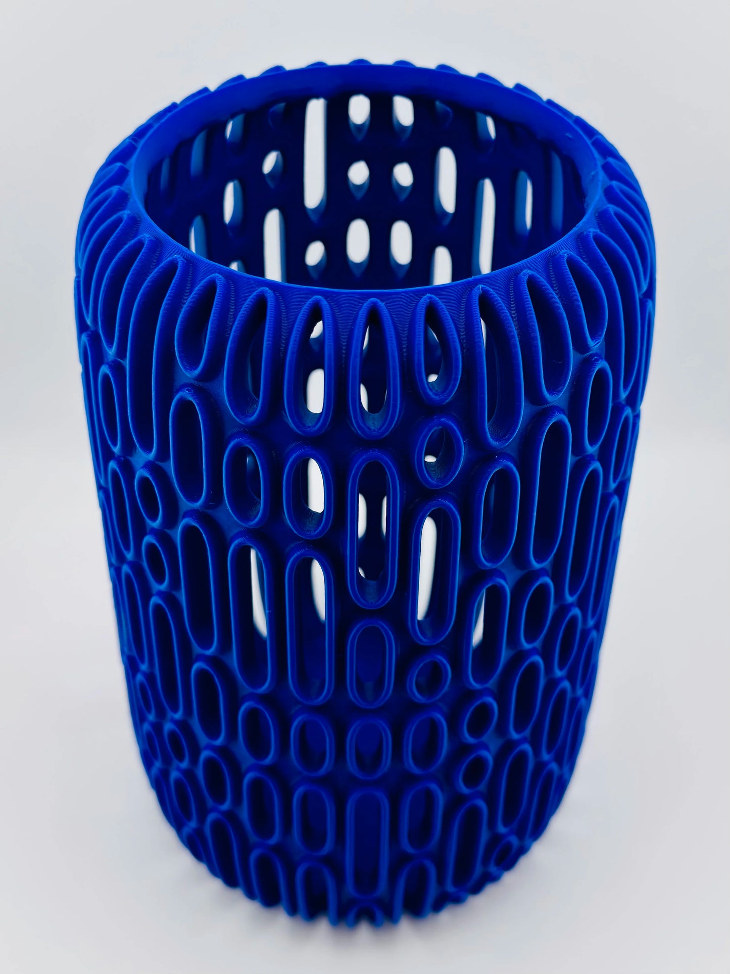 Vase Breach ajouré – sculpture design pour fleurs séchées - Vase bleu vif ajouré en plastique PETG avec motifs géométriques organiques allongés, design sculptural contemporain pour. - Vert foncé