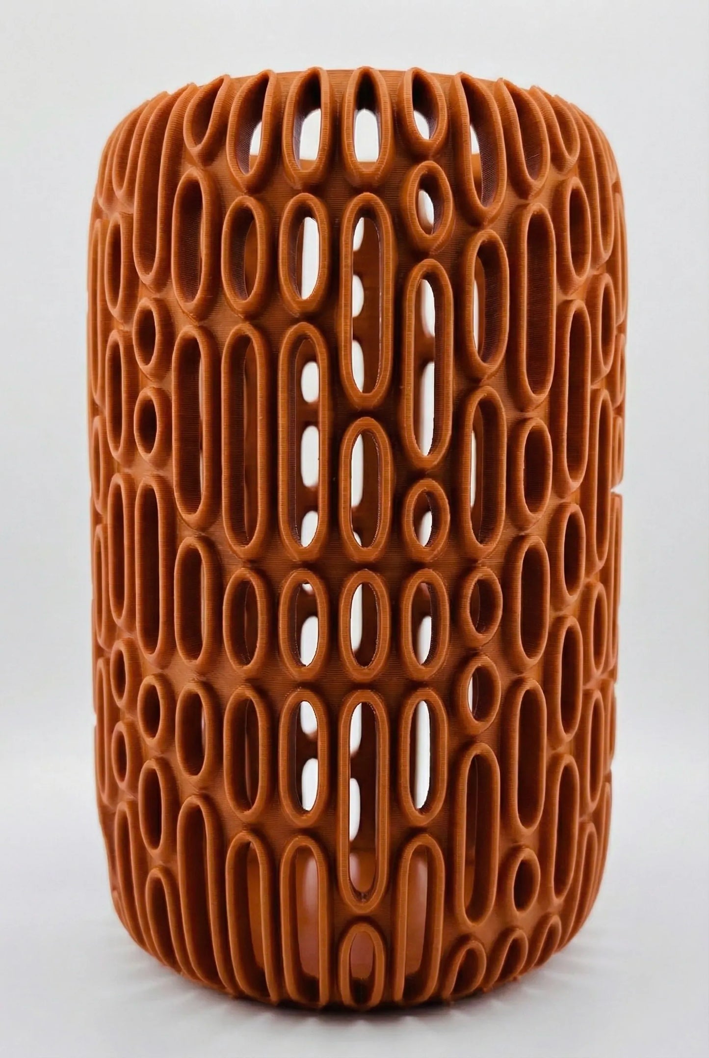 Vase Breach ajouré – sculpture design pour fleurs séchées - Vase sculptural ajouré en céramique orange, design contemporain aux motifs organiques et géométriques uniques. - Vert foncé