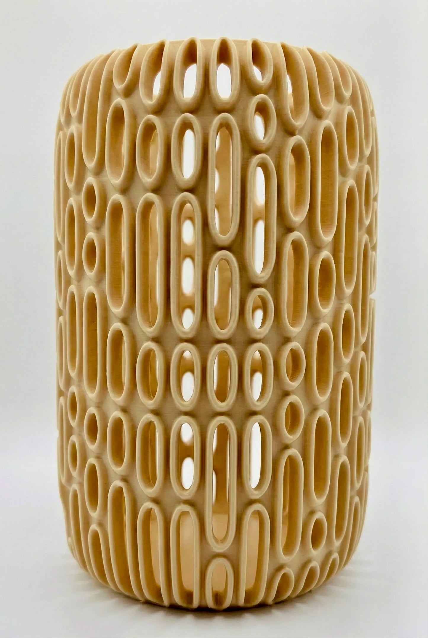 Vase Breach ajouré – sculpture design pour fleurs séchées - Vase sculptural design contemporain beige ajouré à motifs géométriques organiques uniques. - Vert foncé