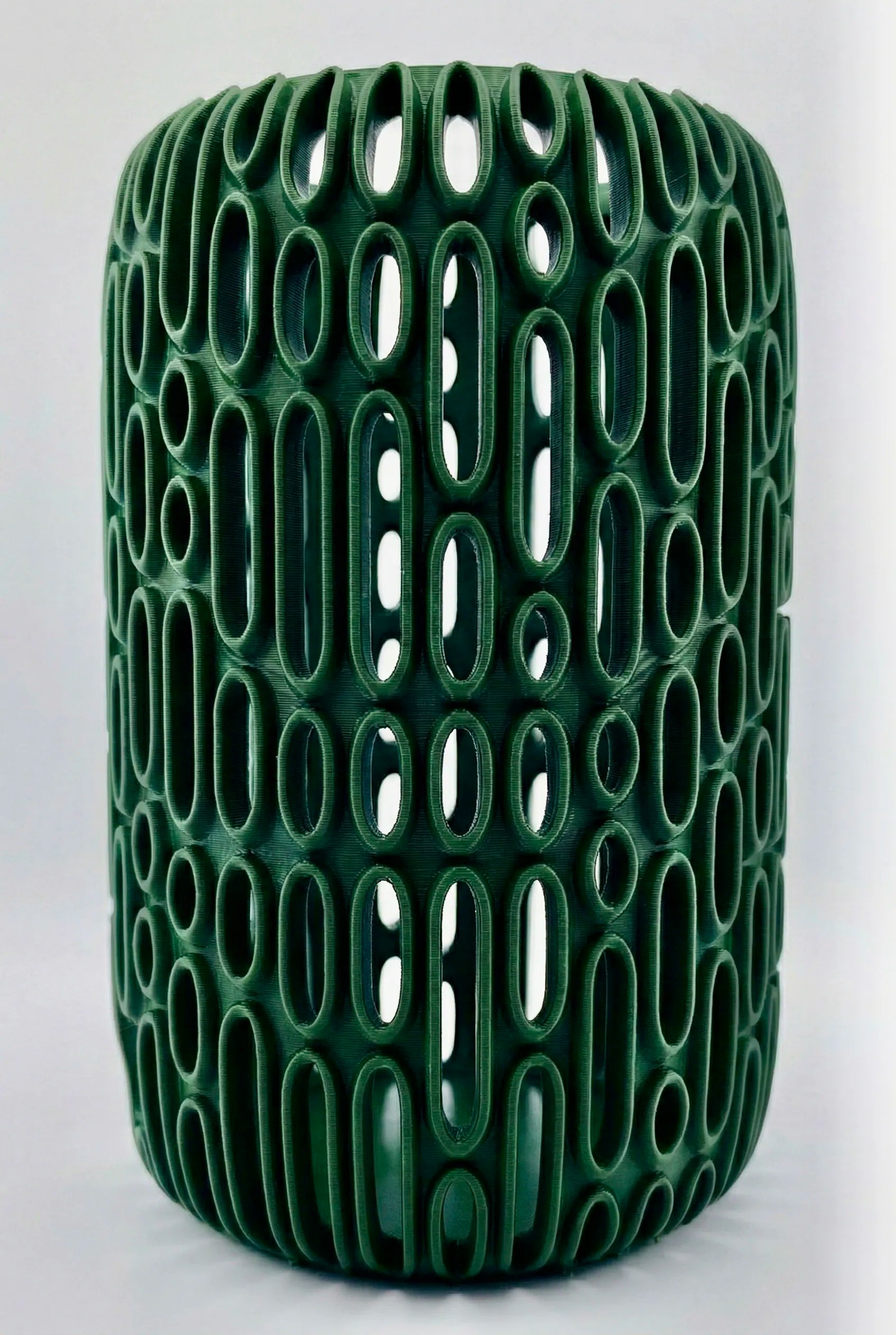 Vase Breach ajouré – sculpture design pour fleurs séchées - Vase vert foncé ajouré au design géométrique sculptural, forme organique contemporaine unique. - Vert foncé