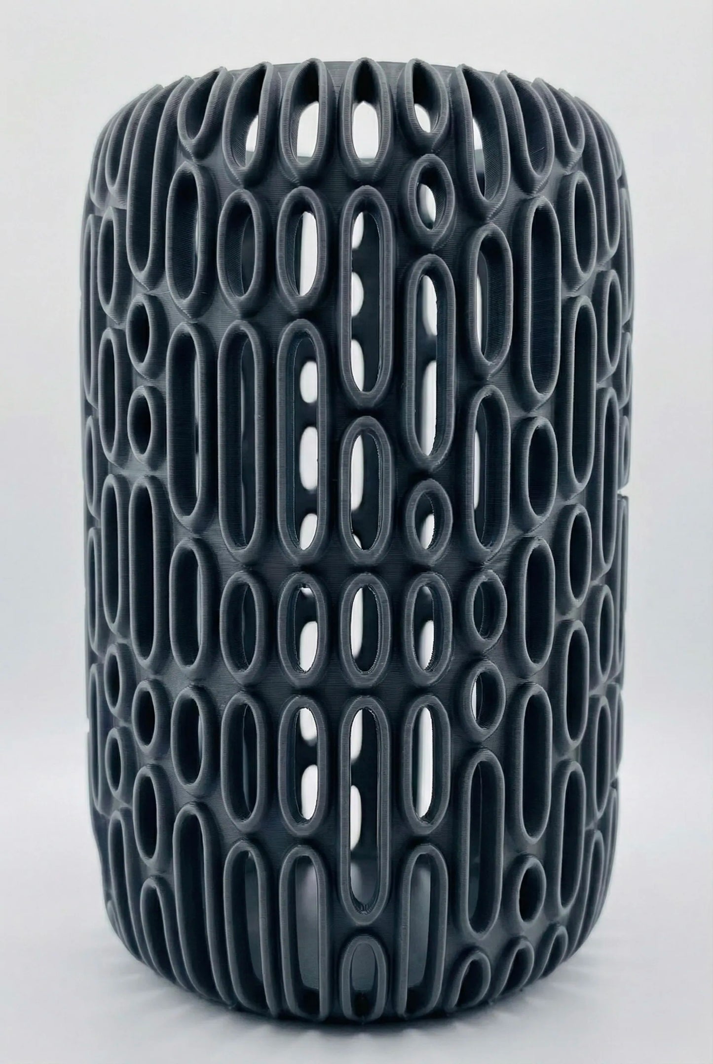 Vase Breach ajouré – sculpture design pour fleurs séchées - Vase design contemporain ajouré en céramique noire avec motifs géométriques organiques sculpturaux et forme unique. - Vert foncé