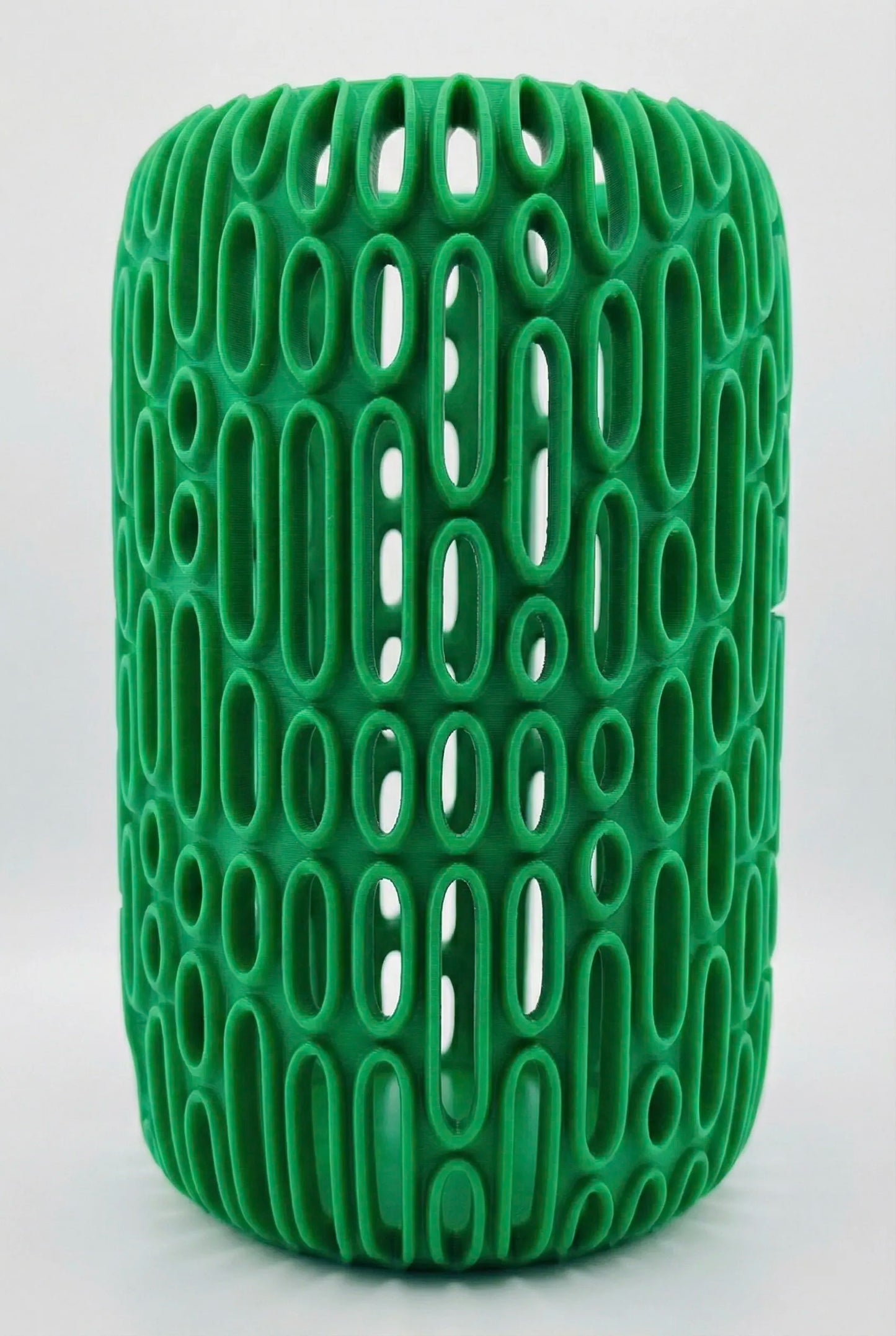 Vase Breach ajouré – sculpture design pour fleurs séchées - Vase ajouré vert foncé au design contemporain géométrique et organique, forme sculpturale unique et élégante. - Vert foncé