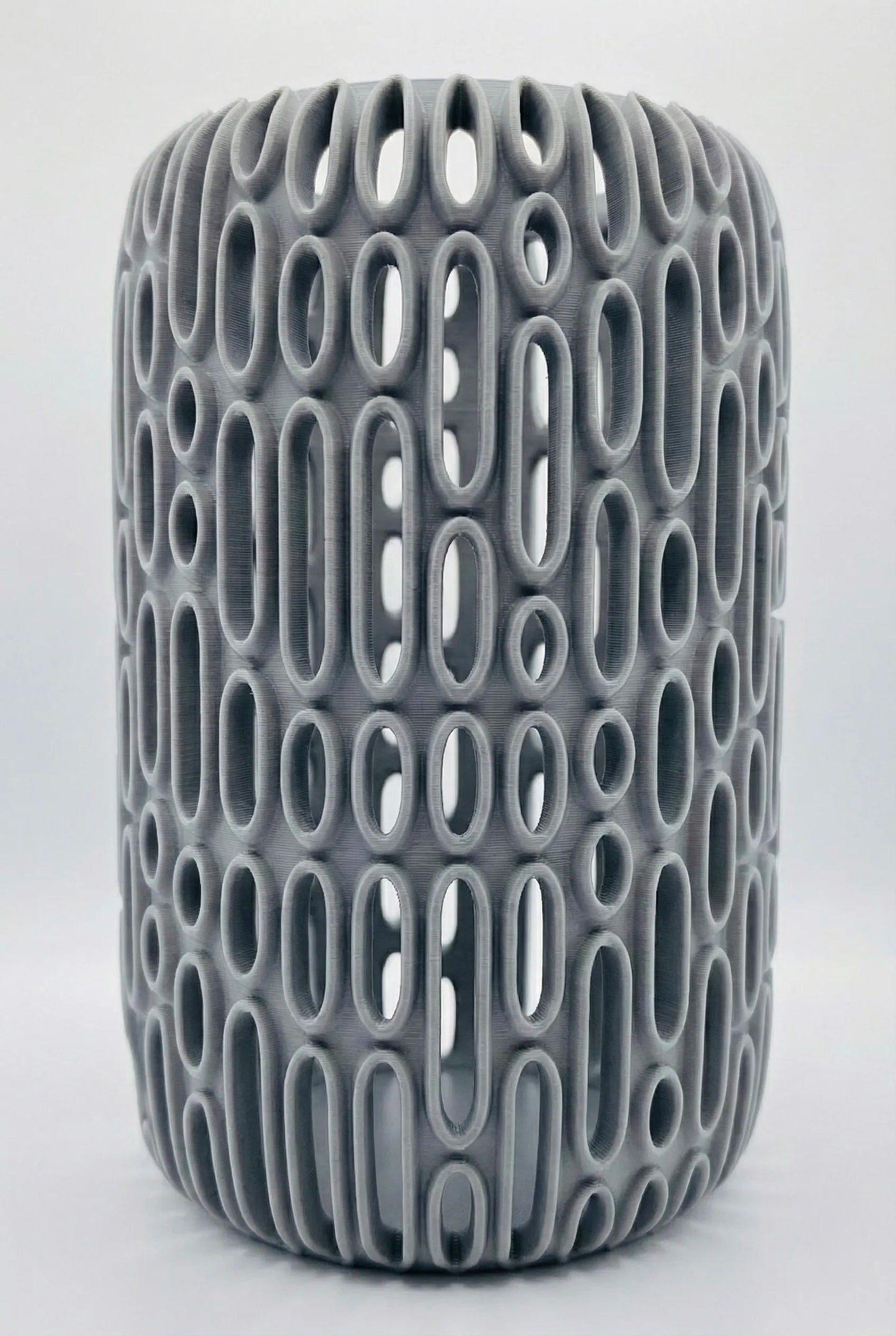 Vase Breach ajouré – sculpture design pour fleurs séchées - Vase sculptural en céramique anthracite ajouré, motifs géométriques organiques en relief, design contemporain unique. - Vert foncé