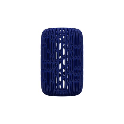Vase bleu marine moderne avec surface ajourée en motif géométrique allongé, forme cylindrique arrondie.