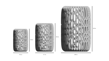 Trois vases modernes gris clair avec texture ajourée rectangulaire, dégradé de tailles du petit au grand, finition mate.