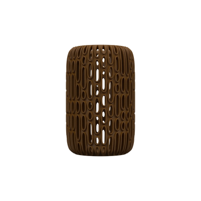 Vase marron foncé avec motif en relief ajouré, forme rectangulaire arrondie, style moderne pour fleurs séchées.