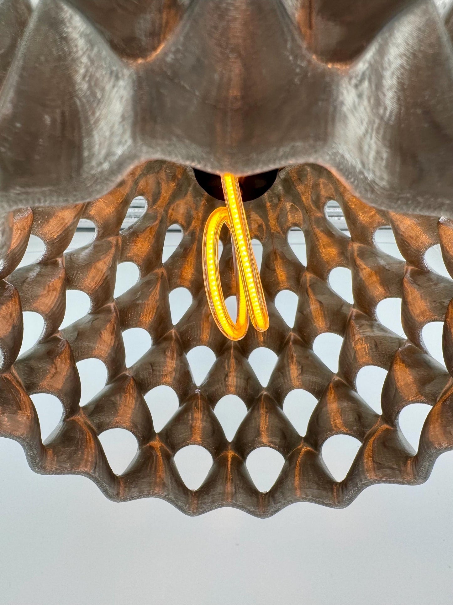 Abat-jour Cone – suspension ajourée noire translucide